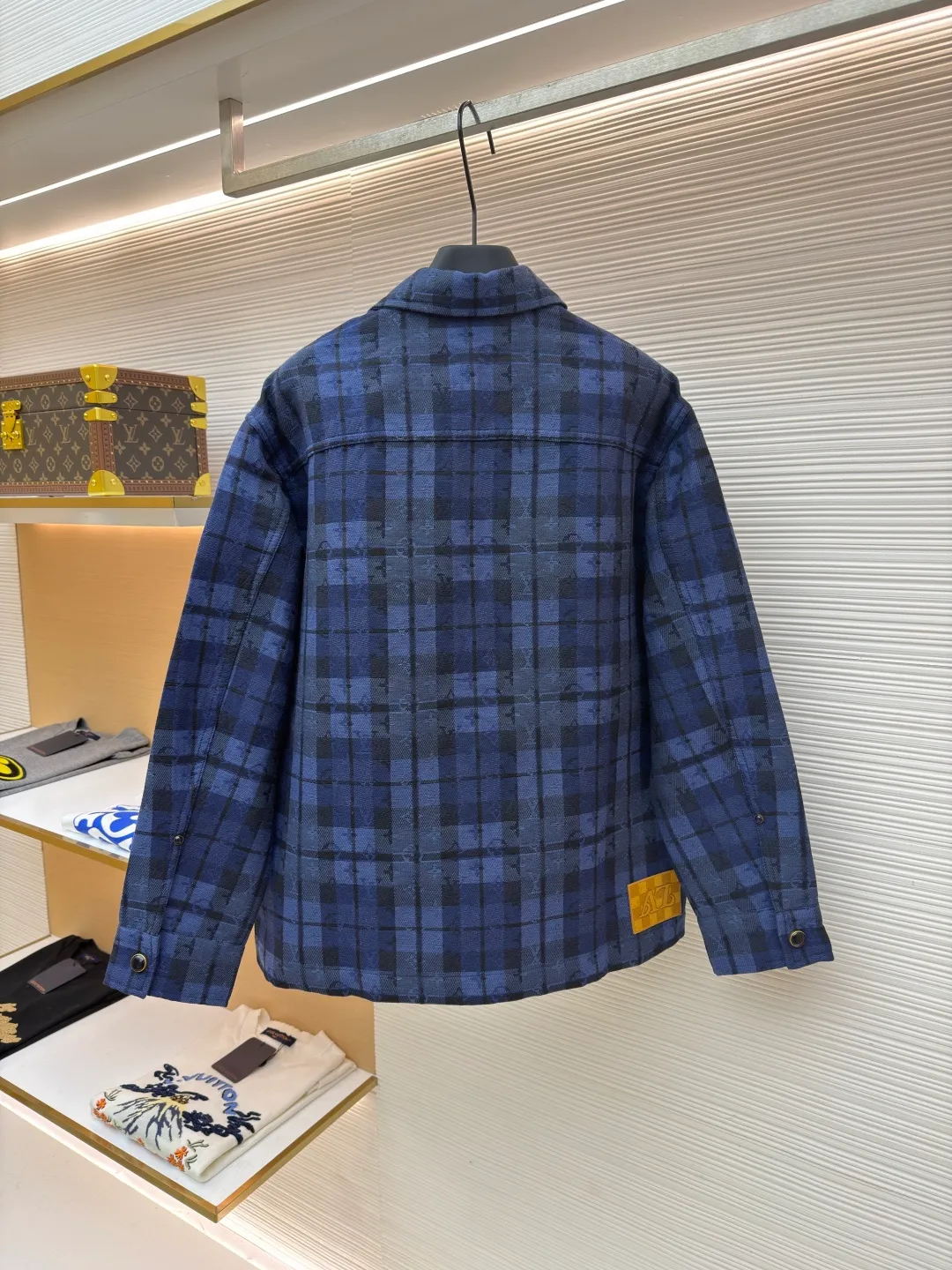 LOUIS VUITTON plaid denim jacket-style shirt ●Original version: 23479 purchase and development ●Item number: 1682070-B40 ●Material: cotton fabric ●Technology: jacquard production ●Color: blue ●Version: fitted version ●Weight: about 2070 grams ●Size: S-M-L-XL ●Description: This denim jacket-style shirt adopts dark and light tones to highlight Monogram and the elegant strokes of plaid jacquard. Interior and exterior chest pockets add a touch of style, and an embossed leather label sits at the back. Regular fit 85% cotton, 15% polyester, logo jacquard Shirt collar Pearlescent buttons. Patch pocket on chest, interior pocket on right side, side pockets. Logo patch on rear. The overall wiring is straight and delicate, the fabric is comfortable and soft, and the color is consistent without color difference. It can be matched with the same style to create a fashionable look and control various occasions. Customized accessories, complete with three standards, same style for men and women!